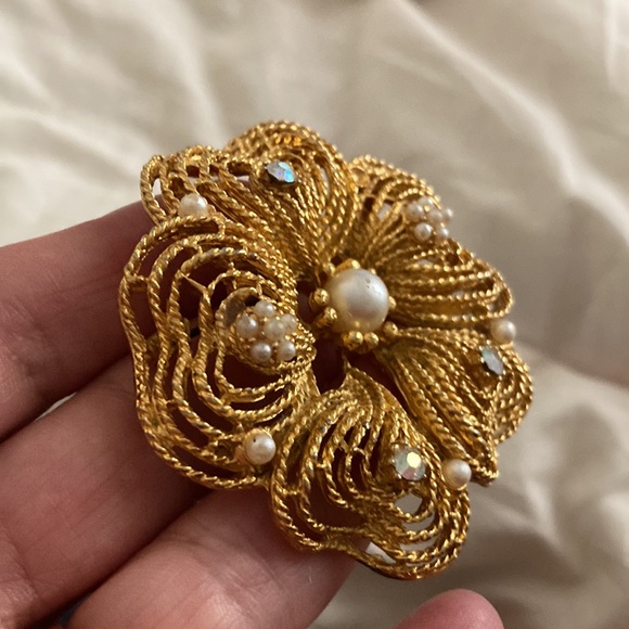 Gorgeous aurora borealis seed faux pearl brooch. - Picture 2 of 6